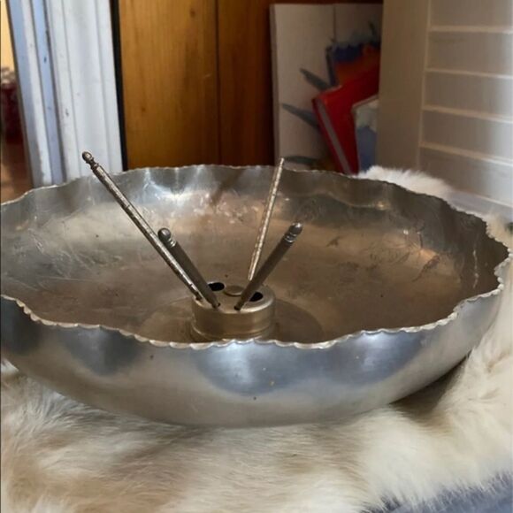 Vintage mid century large hammered aluminum nut with leaf design. - Picture 5 of 6